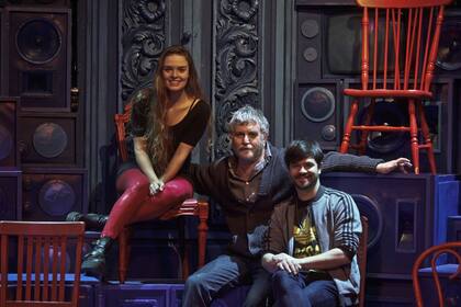 El director Ricky Pashkus junto a Florencia Otero y Felipe Colombo, los protagonistas de la obra