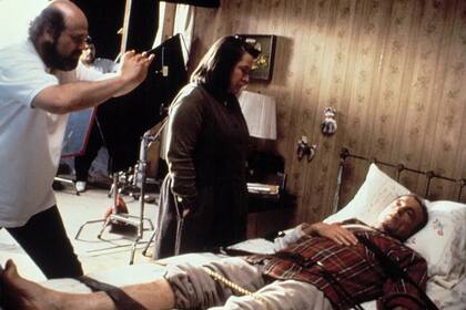 El director Rob Reiner en pleno rodaje de "Misery", con Kathy Bates y James Caan