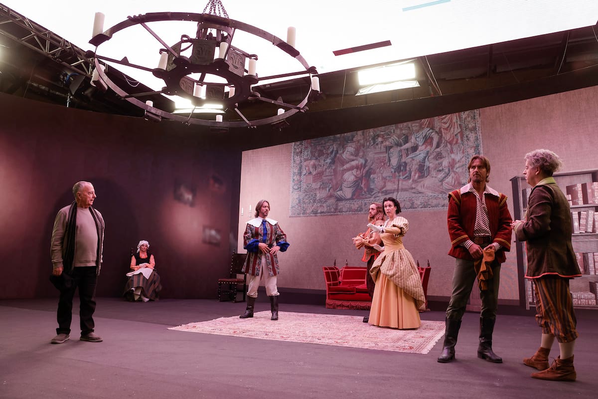 El director Santiago Doria y su elenco, en la filmación de La celosa de sí misma, con nueva técnica de escenografías y decorados virtuales para cine y teatro