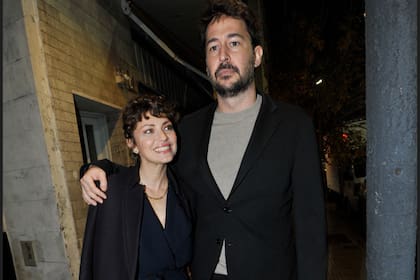 El director Santiago Mitre, responsable de Argentina 1985, junto a su pareja, la actriz Dolores Fonzi