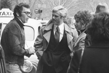 El director Sydney Pollack, a la izquierda, con Robert Redford y Barbra Streisand durante el rodaje de Nuestros años felices, en Nueva York, el 28 de noviembre de 1972