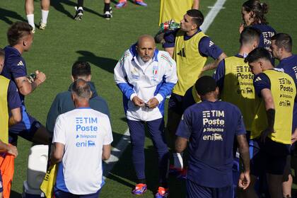 El director técnico de Italia, Luciano Spalletti, durante una práctica en Coverciano, cerca de Florencia; como Roberto Mancini hace tres años, el entrenador llega a una Eurocopa al mando de un equipo que faltó al último Mundial pero tiene alta efectividad en los partidos recientes.