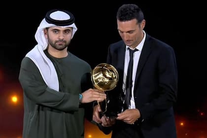 El director técnico de la selección argentina, Lionel Scaloni, recibe un premio en Dubai