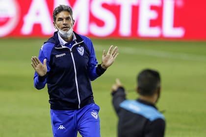 El director técnico de Vélez, Mauricio Pellegrino, durante el partido que disputan Vélez Sarsfield y Lanús por la Copa Sudamericana.
