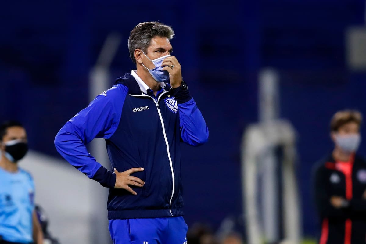 El director técnico de Vélez, Mauricio Pellegrino, durante la semifinal de la Copa Sudamericana que disputan con Lanús.