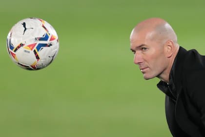 El director técnico del Real Madrid, Zinedine Zidane, durante el partido frente al Alavés.