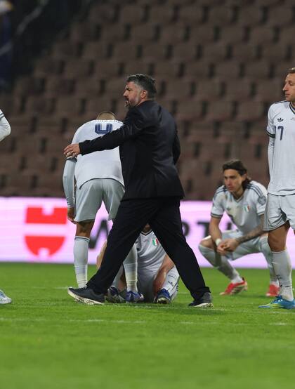 El director técnico Gennaro Gattuso consuela a los jugadores tras la eliminación; no está confirmada su continuidad.