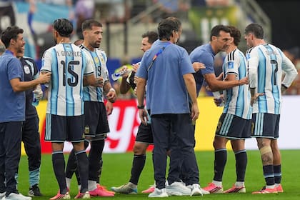 El director técnico Lionel Scaloni, de Argentina, da instrucciones durante el partido frente a Austria