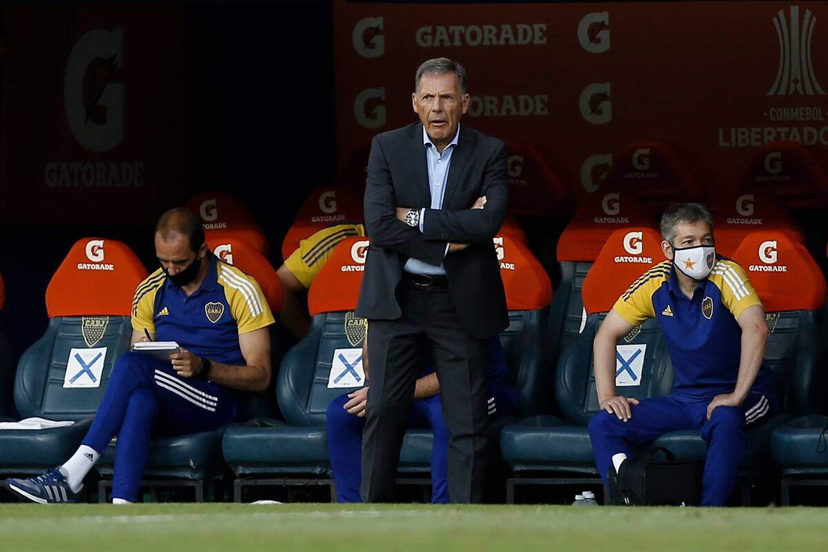 El director técnico Miguel Ángel Russo, de Boca Juniors, durante el partido que disputan con el Santos de Brasil.
