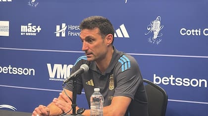 El director técnico probó frente a Venezuela una defensa de tres zagueros centrales y manifestó: "No me preocupa que el equipo no haga goles. Me centro más en cuando no tenemos la pelota".