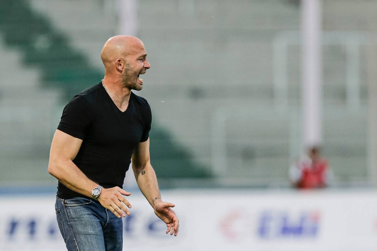 El director técnico Sebastián Méndez, de Belgrano, da indicaciones a sus dirigidos durante el partido que disputan el Club Atlético Belgrano de Córdoba y Club Social y Deportivo Defensa y Justicia, por la 22da fecha del Campeonato de Primera en el Estadio Mario Alberto Kempes, Córdoba, el 2 de Mayo