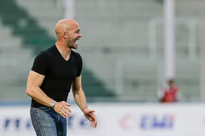 El director técnico Sebastián Méndez, de Belgrano, da indicaciones a sus dirigidos durante el partido que disputan el Club Atlético Belgrano de Córdoba y Club Social y Deportivo Defensa y Justicia, por la 22da fecha del Campeonato de Primera en el Estadio Mario Alberto Kempes, Córdoba, el 2 de Mayo