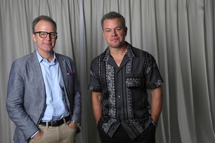 El director Tom McCarthy, izquierda, y Matt Damon posan durante la promoción de la película 'Stillwater', en la 74a edición del Festival de Cine de Cannes, en Francia el 11 de julio de 2021. (Foto Vianney Le Caer/Invision/AP)