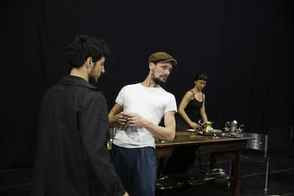 El director y bailarín estrena hoy un espectáculo, junto a seis artistas argentinos, que se nutre de la tradición para poner ese bagaje al servicio de otro tipo de emoción