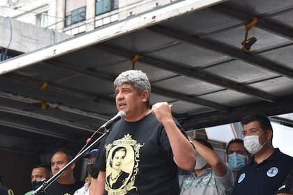 El dirigente camionero Pablo Moyano durante su discurso frente al Ministerio de Salud, sobre la 9 de Julio.