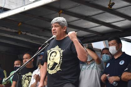 El dirigente camionero Pablo Moyano durante su discurso frente al Ministerio de Salud, sobre la 9 de Julio.