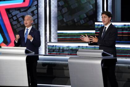 El dirigente conservador Erin O'Toole (izq) y el primer ministro liberal Justin Trudeau durante un debate llevado a cabo el 8 de septiembre del 2021 en Gatineau, Quebec. (Sean Kilpatrick/The Canadian Press vía AP)