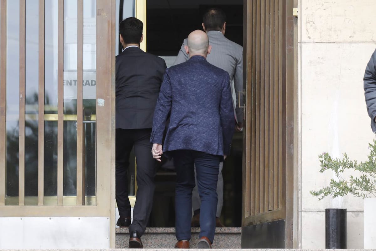 El dirigente de La Cámpora Fabián "Conu" Rodríguez al ingresar a los tribunales de Comodoro Py para dejar su teléfono por el caso de espionaje ilegal