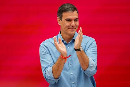 El dirigente del Partido Socialista Obrero Español y actual presidente del gobierno español, Pedro Sánchez, aplaude durante una reunión del comité ejecutivo en Madrid, España, el lunes 24 de julio de 2023