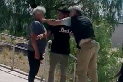 El dirigente del Polo Obrero, Eduardo Belliboni, golpea a un hombre en las inmediaciones del Polo Judicial Penal de Mendoza
