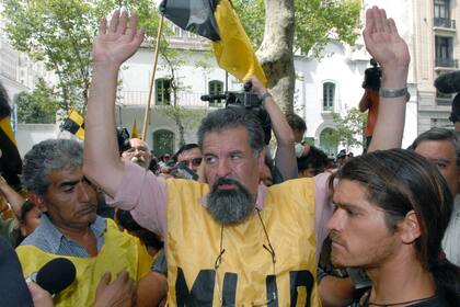 El dirigente encabezó a un grupo de manifestantes que ingresó por la fuerza en las sedes del Ministerio de Desarrollo Social y la compañía eléctrica chaqueña