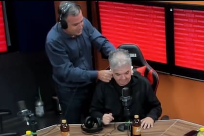 El dirigente Luciano Nakis recrea en un programa de streaming cómo le secó la nuca a Chiqui Tapia