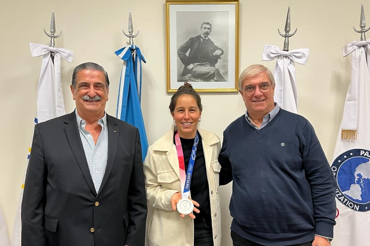 El dirigente Victor Sergio Groupierre y el presidente del COA, Mario Moccia, junto con Maccari y su medalla