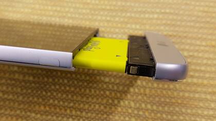 El discreto botón que suelta la tapa inferior del teléfono, para dar acceso a la batería e insertar un módulo