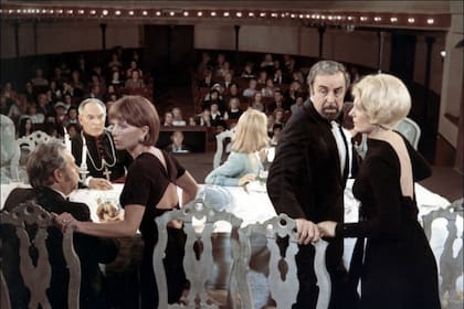 El discreto encanto de la burguesía se estrenó en 1972 y obtuvo el Oscar a la mejor película extranjera al año siguiente
