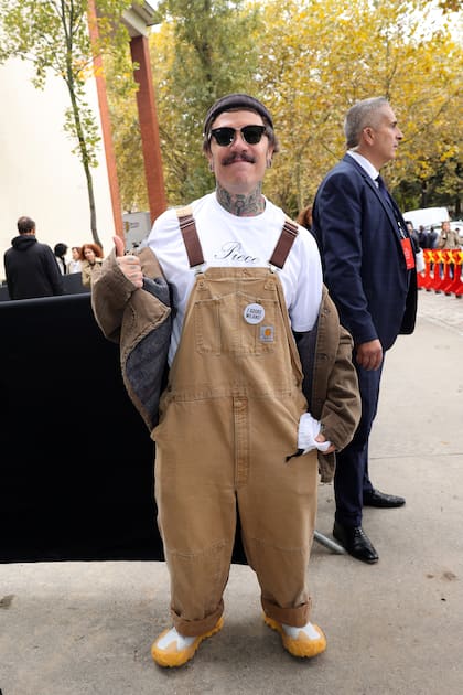 El diseñador argentino Adrian Appiolaza, responsable creativo de Moschino, fue al desfile de Chloé Womenswear Spring-Summer 2025. (Photo by Jacopo Raule/Getty Images)