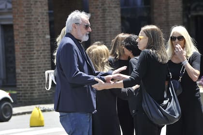 El diseñador Benito Fernández conversó con LN+ y le dedicó una pequeña semblanza a su amigo: “Todo lo que quería lo conseguía. Estuve veinte años con él haciendo el interior del país y soy un agradecido porque ayudó a una industria que yo quiero mucho. Fue un revolucionario: la moda no medía en televisión hasta Roberto Giordano”