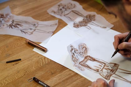 El diseñador de moda francés Franck Sorbier dibuja los primeros bocetos de lo que será su colección de moda primavera-verano de alta costura 2017, en París
