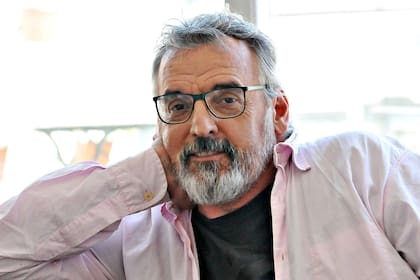 El diseñador de moda, que trabaja hace 33 años en la industria textil, está preocupado por la falta de apoyo económico de los bancos y desde el gobierno