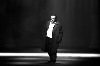 El diseñador de modas israelí Alber Elbaz al terminar de presentar su colección Primavera-Verano 2016 en la Semana de la Moda de París