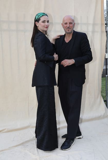 El diseñador Fabián Zitta junto a la modelo Paula Colombini