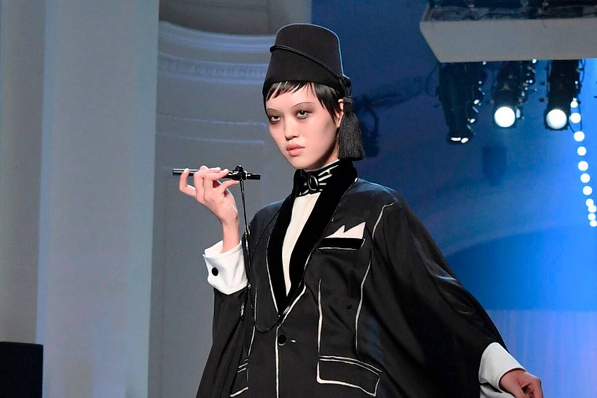 El diseñador francés inspiró en el cigarrillo su nueva colección