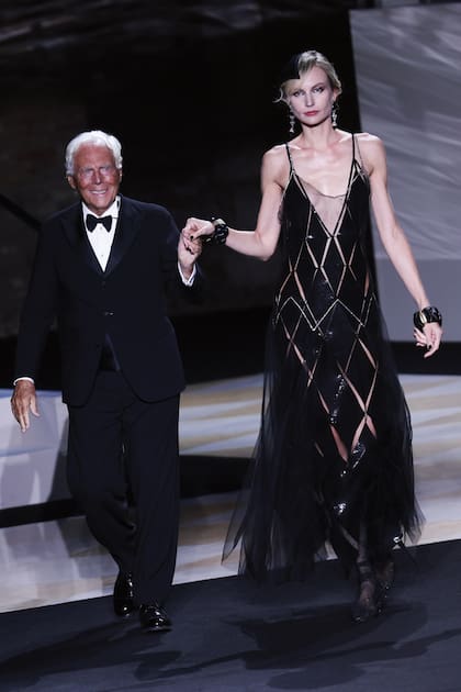 El diseñador Giorgio Armani, que cumplió 89 años en julio, ovacionado en el cierre de su desfile.