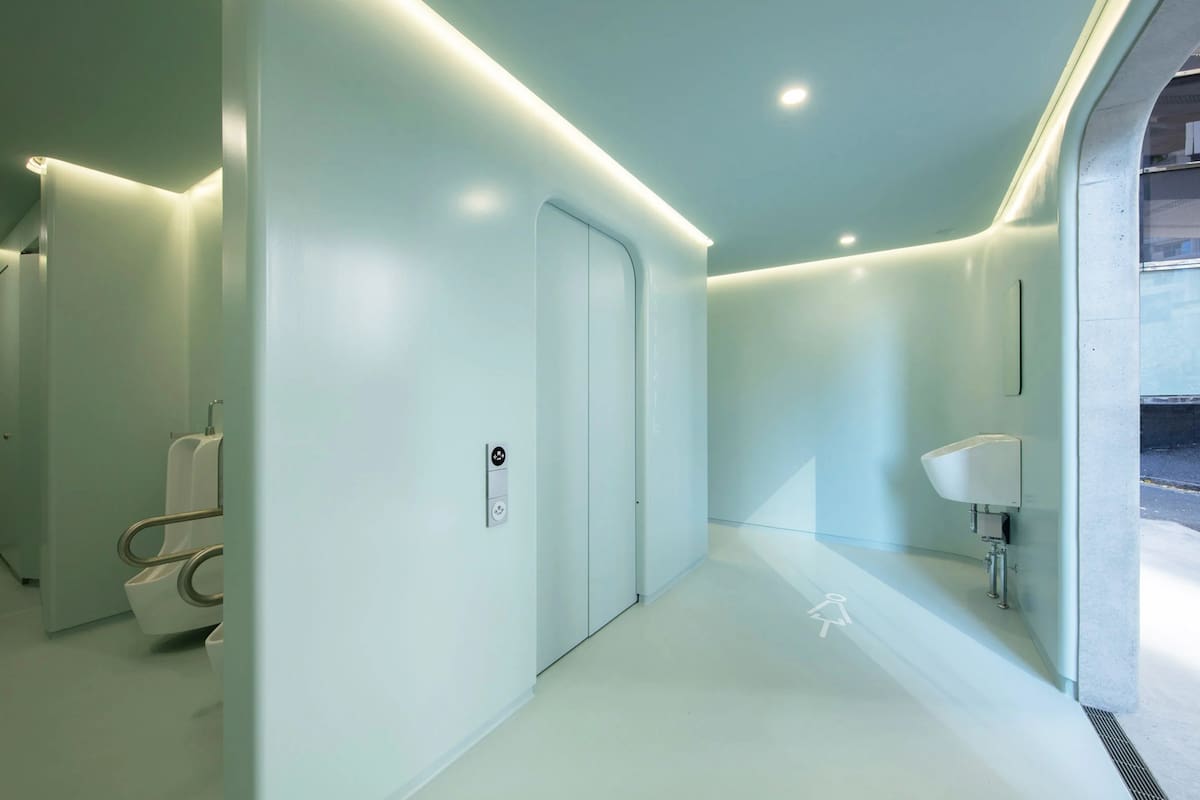 El diseñador industrial Marc Newson creó un baño público con un techo de cobre de forma tradicional en Shibuya como parte del proyecto Tokyo Toilet, financiado por la Fundación Nippon.