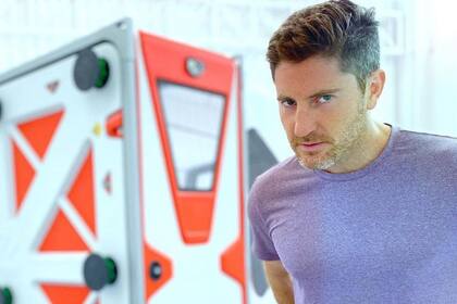 El diseñador industrial Nicolás García Mayor junto al refugio de emergencia que creó en base a su tesis universitaria