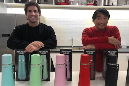 El diseñador industrial Pedro Sainz junto a Dante Choi, dueño de Goldmund, la firma detrás de la marca Peabody
