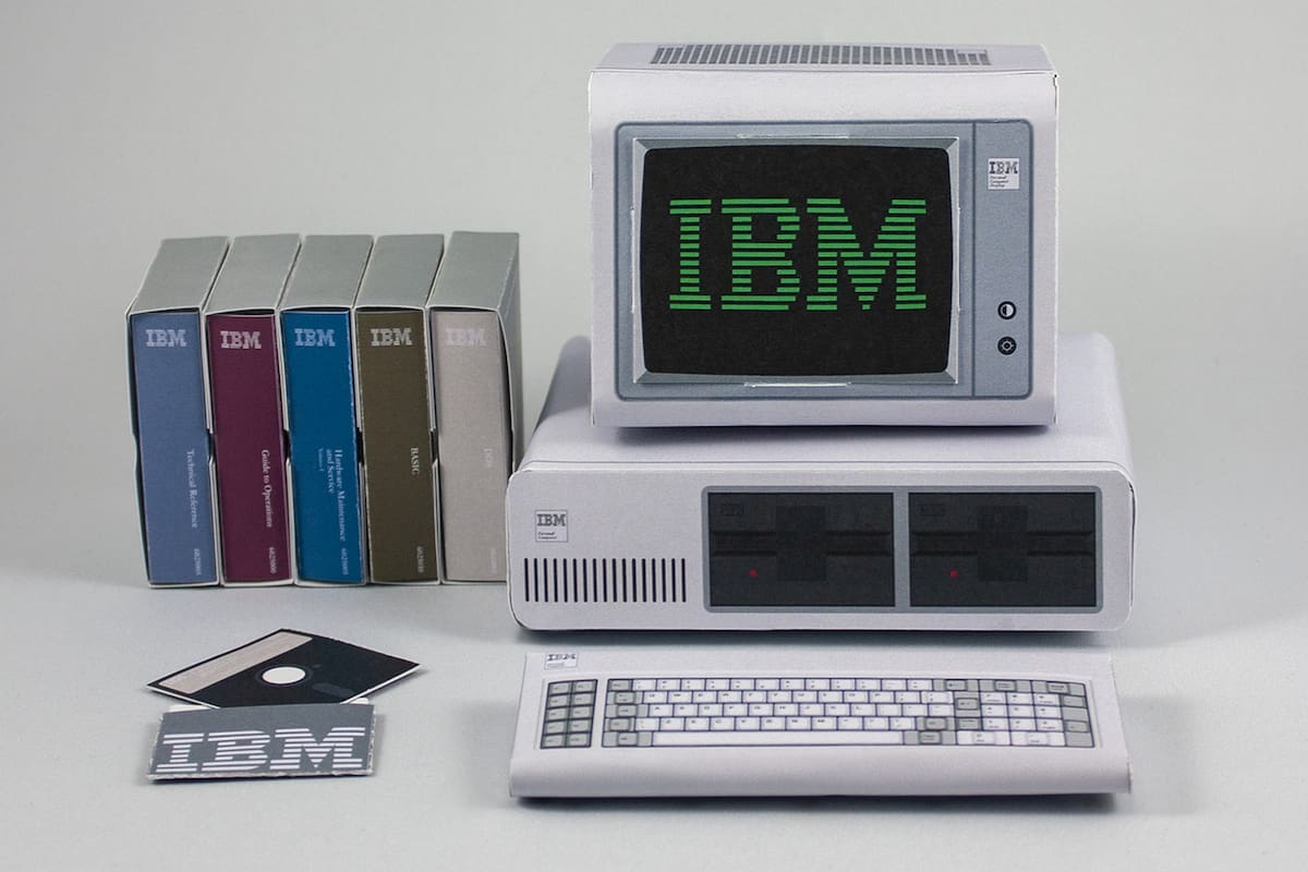 El diseñador industrial Rocky Bergen creó una serie de moldes de papel para armar los modelos clásicos de computadoras y consolas de videojuegos como la IBM 5150, la Apple II y la Commodore 64, entre muchos otros equipos históricos