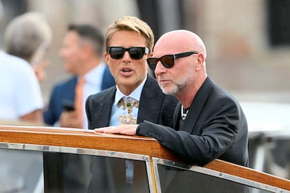 El diseñador italiano Domenico Dolce y Guilherme Siqueira están en el bote taxi rumbo al casamiento de Jeff Bezos con Lauren Sánchez