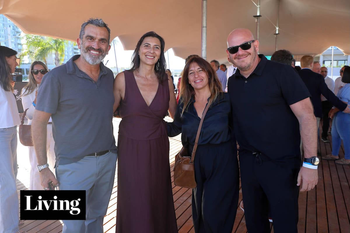 El diseñador Iván Nahas y Mariana Kratochwil, directora de Living, junto a Paula Inglese y Fernando García Porcel, fundadores de Wood Market.