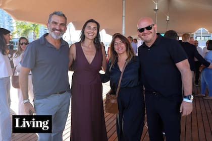 El diseñador Iván Nahas y Mariana Kratochwil, directora de Living, junto a Paula Inglese y Fernando García Porcel, fundadores de Wood Market.