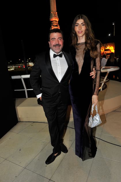 El diseñador Javier Saiach y la modelo Dafne Cejas.