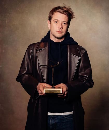El diseñador Jonathan Anderson, la mente detrás del vestido de Emma Watson