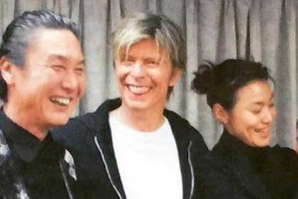 El diseñador Kansai Yamamoto trabajó con Bowie en sus trajes más icónicos