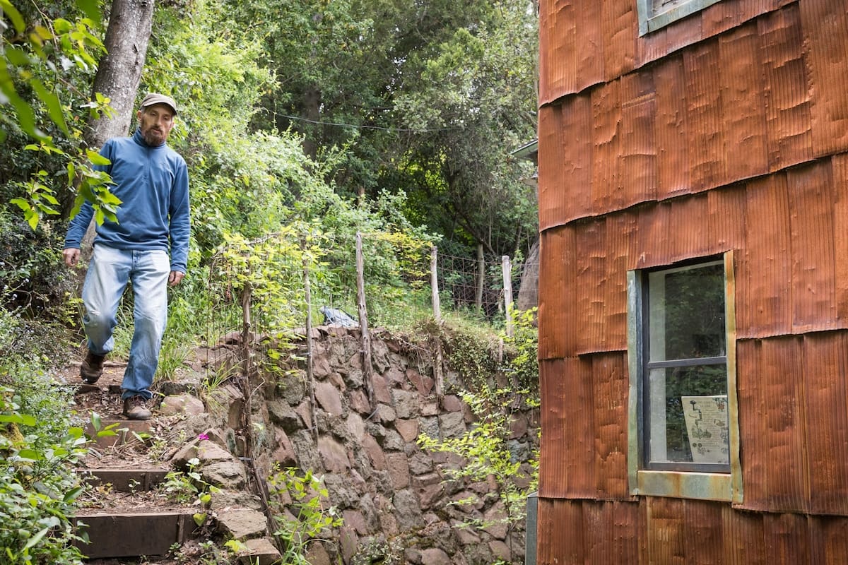 Manuel Rapoport, diseñador y dueño de la Casa de las latas, en Bariloche.