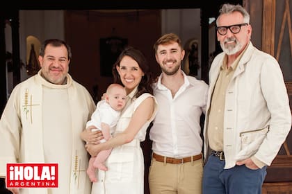El diseñador, Marina, Gonzalo y Fermín junto con el padre Ossola, en la parroquia San Lorenzo Mártir.