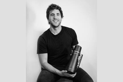 El diseñador Pedro Sainz posa con el eTermo, el termo smart de Peabody